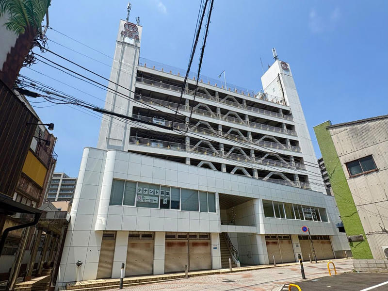 日立市に存在した唯一の百貨店, 「商業の中心地」を作るための再開発, 開業から1年4カ月で旧店舗が閉店, 企業城下町と歩んだ百貨店