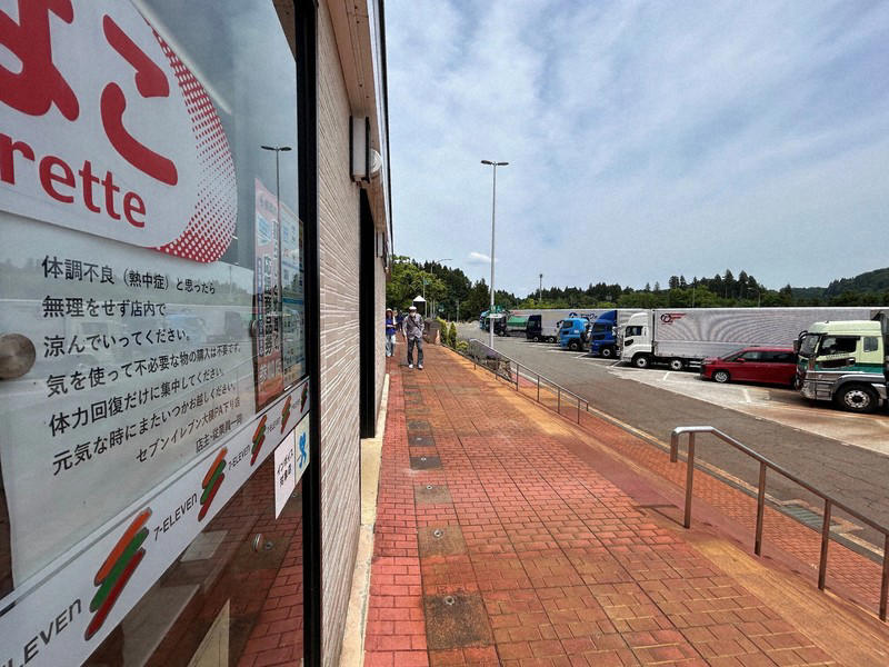 新潟県内の3店舗に張り紙を実施するオーナーの高橋達也さん。本部勤務含め、コンビニ人生45年だ＝柏崎市で2026年5月27日午後0時2分、浜田奈美撮影, 上がこの夏に向けた高橋さんの張り紙、下が本部から届いたポスター＝柏崎市で2026年5月27日午後0時3分、浜田奈美撮影, 張り紙の冬バージョン。「心にしみる」など、豪雪地帯を走るドライバーに好評だった＝Threadsの投稿から, 大型トラックが止まる北陸自動車道の大積PA（下り）のコンビニ店頭＝長岡市で2026年5月27日午後1時35分、浜田奈美撮影