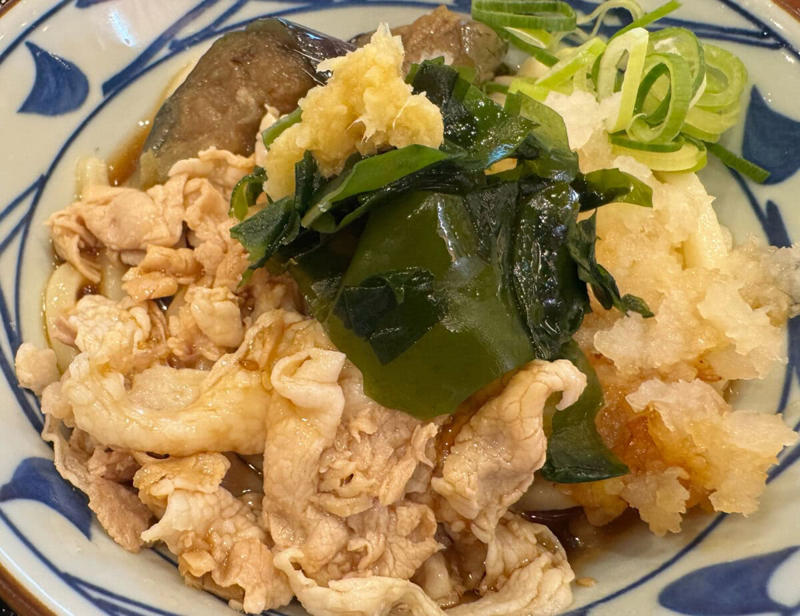 濃厚なコクと爽やかさが奇跡の融合！「冷やし明太クリームうどん」, 「すりごま」トッピングでやみつきになる旨さに, 今年もこの季節がやってきた！“がっつり×さっぱり”を叶える「鬼おろしシリーズ」3種, ① 「鬼おろし肉ぶっかけうどん」 × 「わさび」, ②「鬼おろし鶏からぶっかけうどん」 × 「しび辛ラー油」, ③「鬼おろし豚しゃぶぶっかけうどん」 × 「わかめ＆おろししょうが」, 濃厚クリームうどんにがっつり系鬼おろしまで……丸亀の夏うどんが熱すぎる！