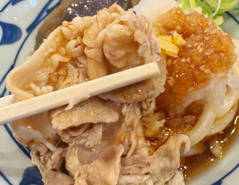 濃厚なコクと爽やかさが奇跡の融合！「冷やし明太クリームうどん」, 「すりごま」トッピングでやみつきになる旨さに, 今年もこの季節がやってきた！“がっつり×さっぱり”を叶える「鬼おろしシリーズ」3種, ① 「鬼おろし肉ぶっかけうどん」 × 「わさび」, ②「鬼おろし鶏からぶっかけうどん」 × 「しび辛ラー油」, ③「鬼おろし豚しゃぶぶっかけうどん」 × 「わかめ＆おろししょうが」, 濃厚クリームうどんにがっつり系鬼おろしまで……丸亀の夏うどんが熱すぎる！
