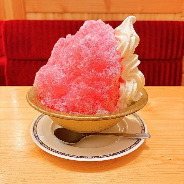ボリューム満点のかき氷が運ばれてきました。, 懐かしいいちご味。ソフトクリームとの相性もばつぐんです。, ほかの味も気になる。次はシェアして楽しみたいです！, 「もも太郎」を、コメダらしいボリュームで堪能できました。
