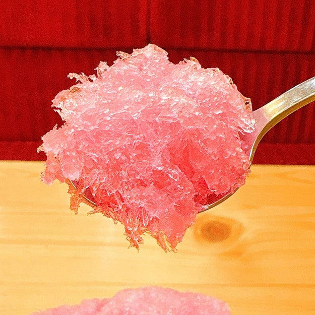 ボリューム満点のかき氷が運ばれてきました。, 懐かしいいちご味。ソフトクリームとの相性もばつぐんです。, ほかの味も気になる。次はシェアして楽しみたいです！, 「もも太郎」を、コメダらしいボリュームで堪能できました。