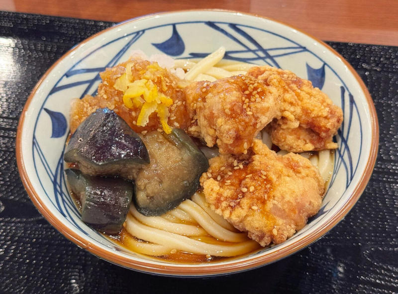 濃厚なコクと爽やかさが奇跡の融合！「冷やし明太クリームうどん」, 「すりごま」トッピングでやみつきになる旨さに, 今年もこの季節がやってきた！“がっつり×さっぱり”を叶える「鬼おろしシリーズ」3種, ① 「鬼おろし肉ぶっかけうどん」 × 「わさび」, ②「鬼おろし鶏からぶっかけうどん」 × 「しび辛ラー油」, ③「鬼おろし豚しゃぶぶっかけうどん」 × 「わかめ＆おろししょうが」, 濃厚クリームうどんにがっつり系鬼おろしまで……丸亀の夏うどんが熱すぎる！