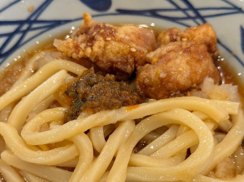 濃厚なコクと爽やかさが奇跡の融合！「冷やし明太クリームうどん」, 「すりごま」トッピングでやみつきになる旨さに, 今年もこの季節がやってきた！“がっつり×さっぱり”を叶える「鬼おろしシリーズ」3種, ① 「鬼おろし肉ぶっかけうどん」 × 「わさび」, ②「鬼おろし鶏からぶっかけうどん」 × 「しび辛ラー油」, ③「鬼おろし豚しゃぶぶっかけうどん」 × 「わかめ＆おろししょうが」, 濃厚クリームうどんにがっつり系鬼おろしまで……丸亀の夏うどんが熱すぎる！