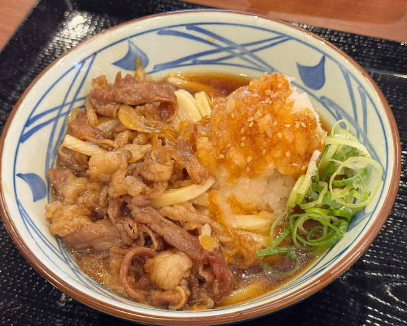 濃厚なコクと爽やかさが奇跡の融合！「冷やし明太クリームうどん」, 「すりごま」トッピングでやみつきになる旨さに, 今年もこの季節がやってきた！“がっつり×さっぱり”を叶える「鬼おろしシリーズ」3種, ① 「鬼おろし肉ぶっかけうどん」 × 「わさび」, ②「鬼おろし鶏からぶっかけうどん」 × 「しび辛ラー油」, ③「鬼おろし豚しゃぶぶっかけうどん」 × 「わかめ＆おろししょうが」, 濃厚クリームうどんにがっつり系鬼おろしまで……丸亀の夏うどんが熱すぎる！