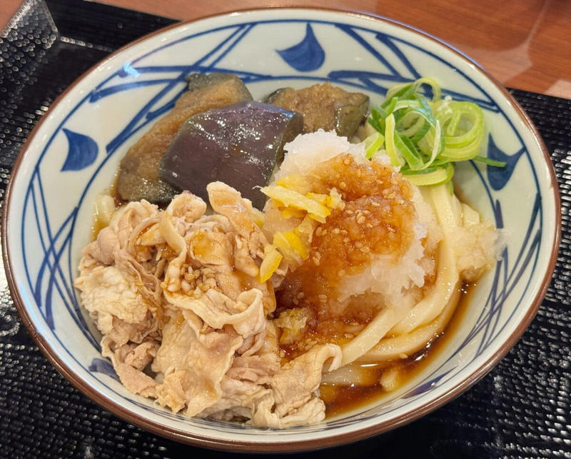 濃厚なコクと爽やかさが奇跡の融合！「冷やし明太クリームうどん」, 「すりごま」トッピングでやみつきになる旨さに, 今年もこの季節がやってきた！“がっつり×さっぱり”を叶える「鬼おろしシリーズ」3種, ① 「鬼おろし肉ぶっかけうどん」 × 「わさび」, ②「鬼おろし鶏からぶっかけうどん」 × 「しび辛ラー油」, ③「鬼おろし豚しゃぶぶっかけうどん」 × 「わかめ＆おろししょうが」, 濃厚クリームうどんにがっつり系鬼おろしまで……丸亀の夏うどんが熱すぎる！