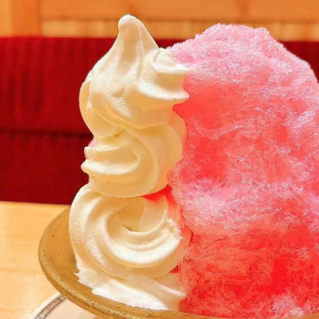 ボリューム満点のかき氷が運ばれてきました。, 懐かしいいちご味。ソフトクリームとの相性もばつぐんです。, ほかの味も気になる。次はシェアして楽しみたいです！, 「もも太郎」を、コメダらしいボリュームで堪能できました。