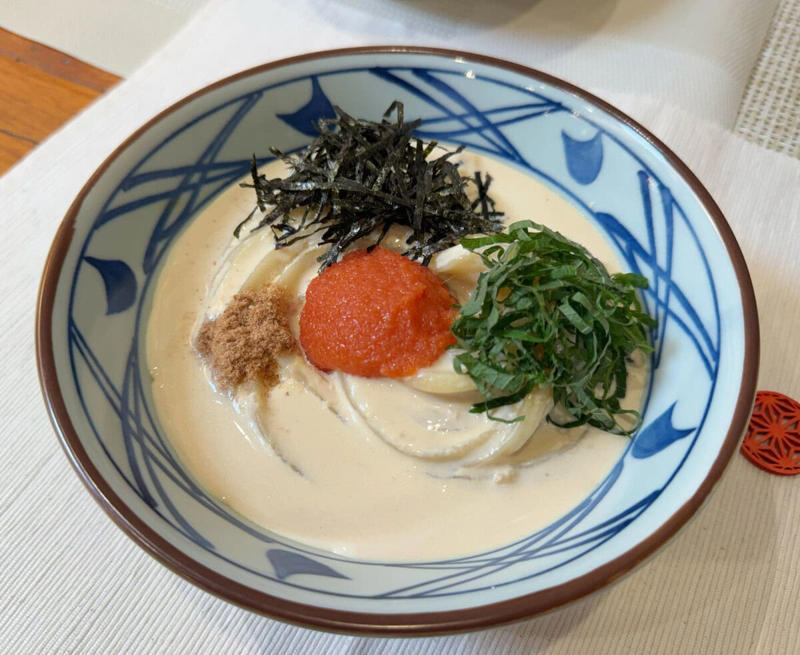 濃厚なコクと爽やかさが奇跡の融合！「冷やし明太クリームうどん」, 「すりごま」トッピングでやみつきになる旨さに, 今年もこの季節がやってきた！“がっつり×さっぱり”を叶える「鬼おろしシリーズ」3種, ① 「鬼おろし肉ぶっかけうどん」 × 「わさび」, ②「鬼おろし鶏からぶっかけうどん」 × 「しび辛ラー油」, ③「鬼おろし豚しゃぶぶっかけうどん」 × 「わかめ＆おろししょうが」, 濃厚クリームうどんにがっつり系鬼おろしまで……丸亀の夏うどんが熱すぎる！
