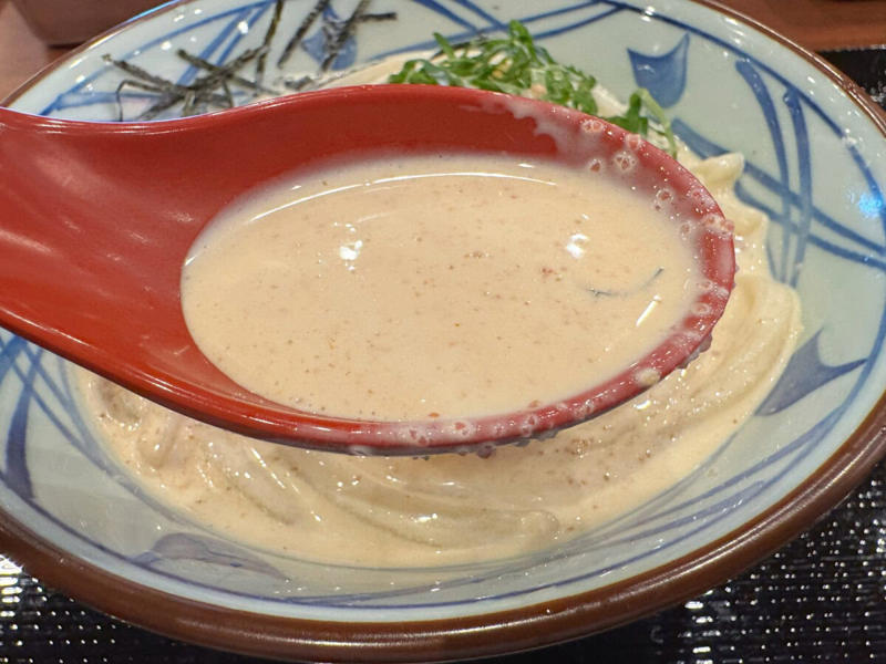 濃厚なコクと爽やかさが奇跡の融合！「冷やし明太クリームうどん」, 「すりごま」トッピングでやみつきになる旨さに, 今年もこの季節がやってきた！“がっつり×さっぱり”を叶える「鬼おろしシリーズ」3種, ① 「鬼おろし肉ぶっかけうどん」 × 「わさび」, ②「鬼おろし鶏からぶっかけうどん」 × 「しび辛ラー油」, ③「鬼おろし豚しゃぶぶっかけうどん」 × 「わかめ＆おろししょうが」, 濃厚クリームうどんにがっつり系鬼おろしまで……丸亀の夏うどんが熱すぎる！