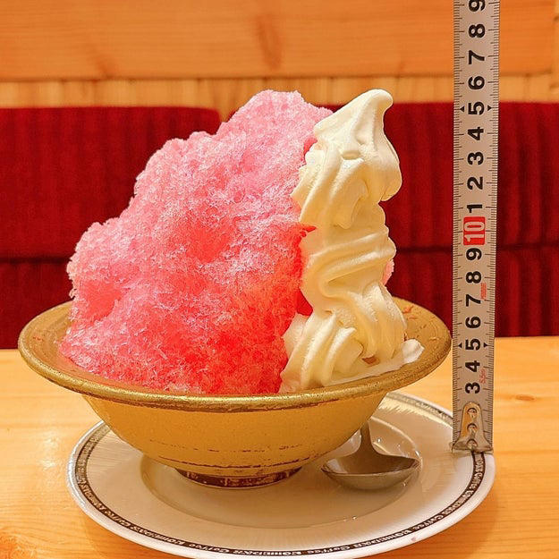 ボリューム満点のかき氷が運ばれてきました。, 懐かしいいちご味。ソフトクリームとの相性もばつぐんです。, ほかの味も気になる。次はシェアして楽しみたいです！, 「もも太郎」を、コメダらしいボリュームで堪能できました。