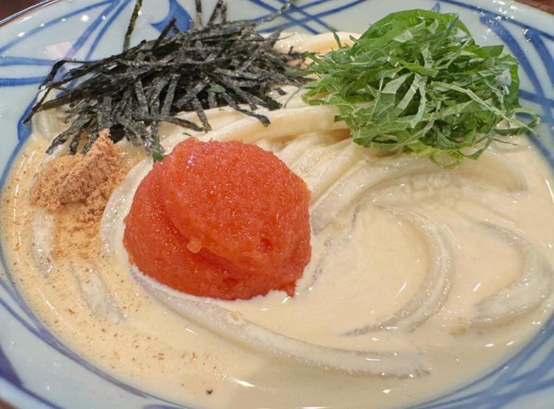 濃厚なコクと爽やかさが奇跡の融合！「冷やし明太クリームうどん」, 「すりごま」トッピングでやみつきになる旨さに, 今年もこの季節がやってきた！“がっつり×さっぱり”を叶える「鬼おろしシリーズ」3種, ① 「鬼おろし肉ぶっかけうどん」 × 「わさび」, ②「鬼おろし鶏からぶっかけうどん」 × 「しび辛ラー油」, ③「鬼おろし豚しゃぶぶっかけうどん」 × 「わかめ＆おろししょうが」, 濃厚クリームうどんにがっつり系鬼おろしまで……丸亀の夏うどんが熱すぎる！