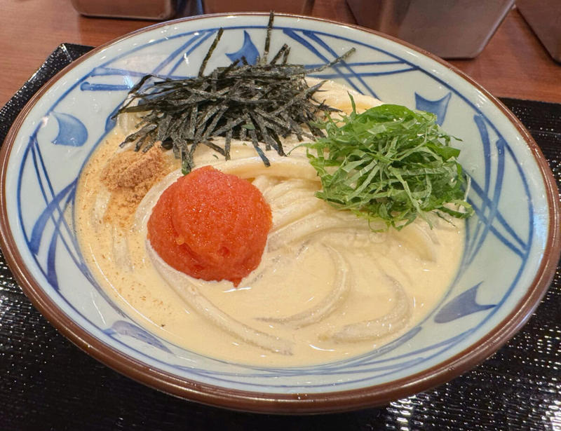 濃厚なコクと爽やかさが奇跡の融合！「冷やし明太クリームうどん」, 「すりごま」トッピングでやみつきになる旨さに, 今年もこの季節がやってきた！“がっつり×さっぱり”を叶える「鬼おろしシリーズ」3種, ① 「鬼おろし肉ぶっかけうどん」 × 「わさび」, ②「鬼おろし鶏からぶっかけうどん」 × 「しび辛ラー油」, ③「鬼おろし豚しゃぶぶっかけうどん」 × 「わかめ＆おろししょうが」, 濃厚クリームうどんにがっつり系鬼おろしまで……丸亀の夏うどんが熱すぎる！