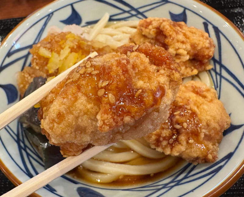 濃厚なコクと爽やかさが奇跡の融合！「冷やし明太クリームうどん」, 「すりごま」トッピングでやみつきになる旨さに, 今年もこの季節がやってきた！“がっつり×さっぱり”を叶える「鬼おろしシリーズ」3種, ① 「鬼おろし肉ぶっかけうどん」 × 「わさび」, ②「鬼おろし鶏からぶっかけうどん」 × 「しび辛ラー油」, ③「鬼おろし豚しゃぶぶっかけうどん」 × 「わかめ＆おろししょうが」, 濃厚クリームうどんにがっつり系鬼おろしまで……丸亀の夏うどんが熱すぎる！