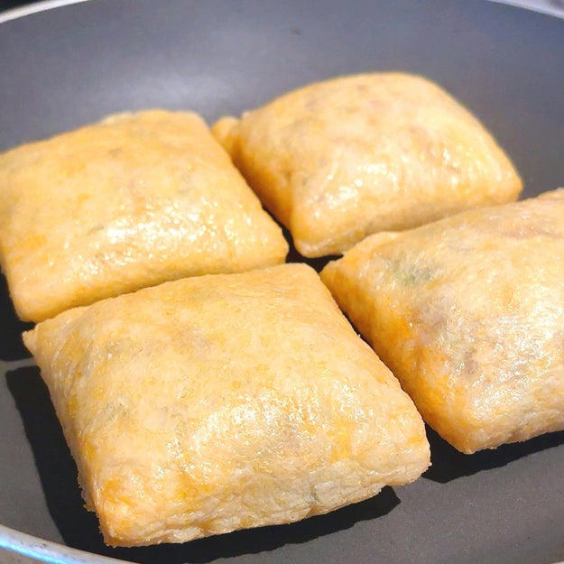 お好み焼き風油揚げ, 作り方：① ボウルに【A】を入れて混ぜる。油揚げを半分に切り、【A】を詰める。, ② フライパンにサラダ油を引いて中火に熱する。①を入れてふたをし、両面がカリッとするまで焼く。器に盛り、お好みのトッピングをしたら、完成！, 💡失敗しないポイント, ほかの油揚げレシピも。「逆きつねうどん」動画をチェック！