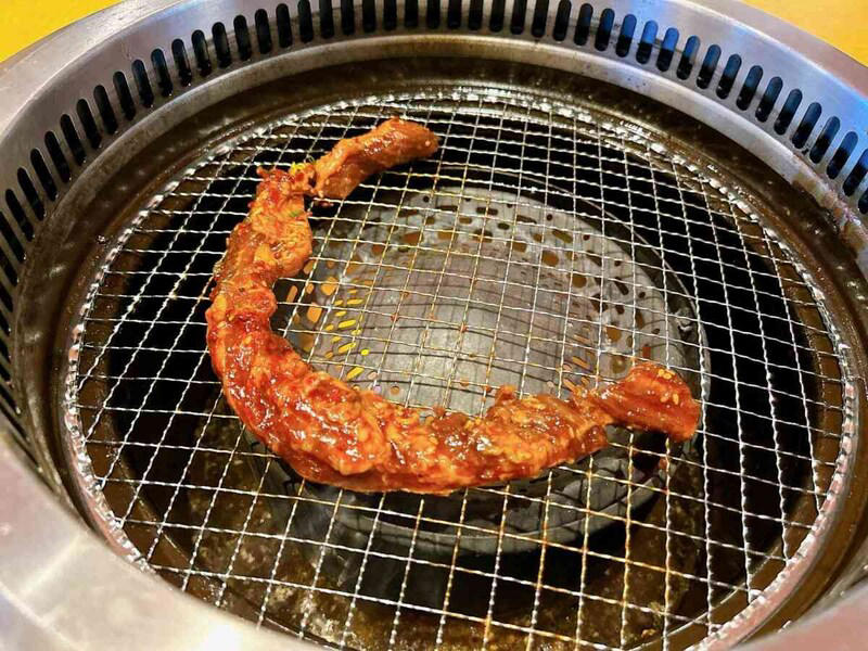 ■20秒で分かる！焼肉きんぐの食べ放題コースの要約, ■焼肉きんぐの食べ放題コース4種類を徹底比較！値段・違い早見表, ■焼肉きんぐの「58品コース」の食べ放題の内容・値段, ■焼肉きんぐの「きんぐコース」の食べ放題の内容・値段, ■焼肉きんぐの「プレミアムコース」の食べ放題の内容・値段, ■焼肉きんぐの「ランチコース」の食べ放題の内容・値段, ■【実体験レビュー】焼肉きんぐの「きんぐコース」を実食！おすすめメニューは？, ■待たずに入れる！焼肉きんぐの予約の裏技・クーポン情報, ■「焼肉ポリス」に焼き方を聞けばもっとおいしく楽しめる！, ■焼肉きんぐのコースに関するQ&amp;A, ■【まとめ】焼肉きんぐの食べ放題は「きんぐコース」がコスパ最強で大満足！
