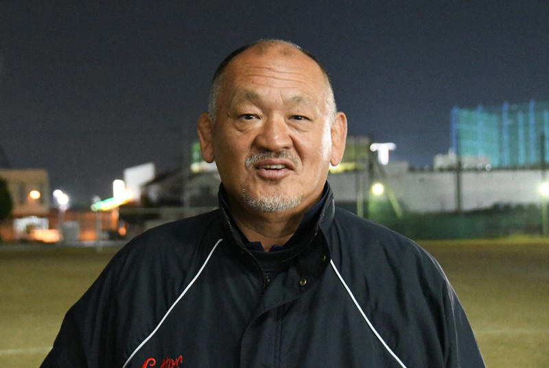 高校日本代表のメンバーとしてオーストラリアに遠征した当時の山本清悟さん（右）。山口良治さん（左）も代表コーチとして同行した＝オーストラリアで1977年（山本さん提供）, 伏見工高時代の恩師、山口良治さんの教えを胸に高校教師となった山本清悟さん＝奈良市で2020年11月17日午後7時1分、石川裕士撮影, 練習後に選手に声をかける奈良朱雀高ラグビー部監督の山本清悟さん（右）。恩師からの教えを伝えている＝奈良市の同校で2020年11月17日午後6時13分、石川裕士撮影, 第85回全国高校ラグビーで優勝した伏見工の選手たちに胴上げされる山口良治さん＝近鉄花園ラグビー場で2006年1月7日、森園道子撮影, 第85回全国高校ラグビーで優勝した伏見工の選手たちと記念撮影に納まる山口良治さん（前列右端）＝近鉄花園ラグビー場で2006年1月7日、森園道子撮影