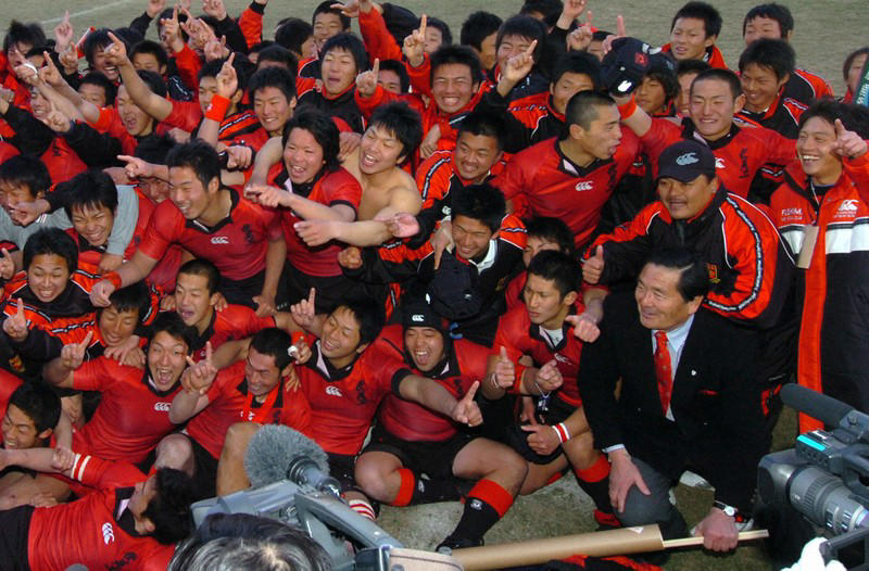 高校日本代表のメンバーとしてオーストラリアに遠征した当時の山本清悟さん（右）。山口良治さん（左）も代表コーチとして同行した＝オーストラリアで1977年（山本さん提供）, 伏見工高時代の恩師、山口良治さんの教えを胸に高校教師となった山本清悟さん＝奈良市で2020年11月17日午後7時1分、石川裕士撮影, 練習後に選手に声をかける奈良朱雀高ラグビー部監督の山本清悟さん（右）。恩師からの教えを伝えている＝奈良市の同校で2020年11月17日午後6時13分、石川裕士撮影, 第85回全国高校ラグビーで優勝した伏見工の選手たちに胴上げされる山口良治さん＝近鉄花園ラグビー場で2006年1月7日、森園道子撮影, 第85回全国高校ラグビーで優勝した伏見工の選手たちと記念撮影に納まる山口良治さん（前列右端）＝近鉄花園ラグビー場で2006年1月7日、森園道子撮影
