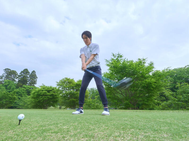 練習でも１球ごとに“ルーティン”を大事にする, 朝イチが苦手な人は「ヨコから入る」のが原因かも⁉, Step1最初に連続素振りを行なう, Step2ボール後方からターゲットを確認, Step3スタンスする前にフェースをセット, Step４両足をセットして手や足をワッグルさせる, 凡ミスを生むダメなルーティン3大パターン