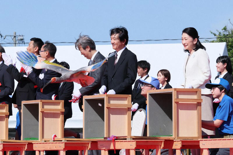 小学生らの手によって放鳥されたトキ＝石川県羽咋市で2026年5月31日午後3時27分、岩本一希撮影, 羽咋市役所に到着し、出迎えを受ける秋篠宮ご夫妻＝石川県羽咋市で2026年5月31日午後0時9分（代表撮影）, 放鳥に際しトキが入った箱を開けられる秋篠宮ご夫妻＝石川県羽咋市で2026年5月31日午後3時24分、岩本一希撮影, 小学生らの手によって放鳥されたトキ＝石川県羽咋市で2026年5月31日午後3時27分、岩本一希撮影, 小学生らの手によって放鳥されたトキ＝石川県羽咋市で2026年5月31日午後3時27分、岩本一希撮影, 小学生らの手によって放鳥されたトキ＝石川県羽咋市で2026年5月31日午後3時27分、岩本一希撮影, トキを放鳥される秋篠宮ご夫妻＝石川県羽咋市で2026年5月31日午後3時25分、岩本一希撮影, トキを放鳥される秋篠宮ご夫妻＝石川県羽咋市で2026年5月31日午後3時25分、岩本一希撮影, トキを放鳥される秋篠宮ご夫妻＝石川県羽咋市で2026年5月31日午後3時25分、岩本一希撮影, 放鳥式でトキを放たれた秋篠宮ご夫妻＝石川県羽咋市で2026年5月31日午後3時25分（代表撮影）, トキを放鳥される秋篠宮ご夫妻＝石川県羽咋市で2026年5月31日午後3時24分（代表撮影）, トキを放鳥される秋篠宮ご夫妻＝石川県羽咋市で2026年5月31日午後3時24分（代表撮影）, 放鳥され、舞い上がるトキ＝石川県羽咋市で2026年5月31日午後3時27分（代表撮影）, 放鳥され能登の空を舞うトキ＝石川県羽咋市で2026年5月31日午後3時25分、岩本一希撮影, 放鳥されたトキ＝石川県羽咋市で2026年5月31日午後3時27分、岩本一希撮影