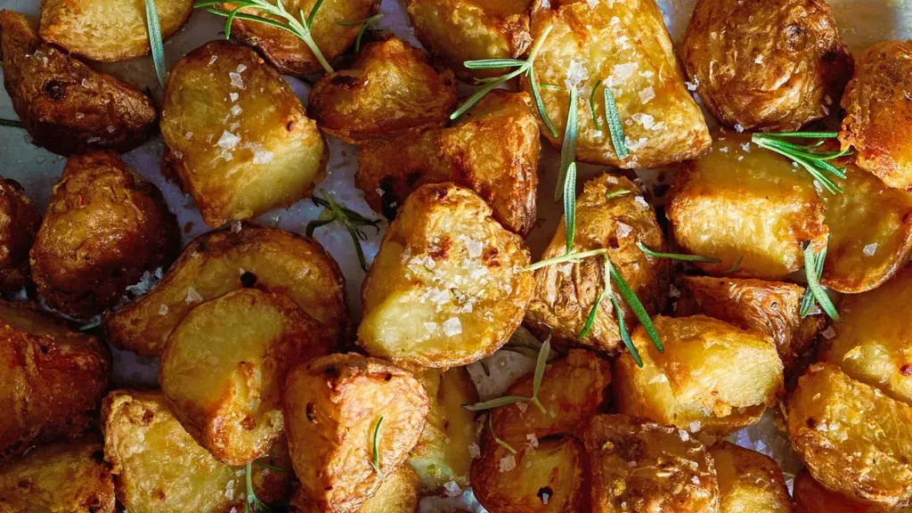 Ingredients, The secret to making the best roast potatoes, How to make roast potatoes in the air fryer, Best roast potatoes recipe variation, Which potatoes are best for roasting?, What to serve with these roast potatoes…