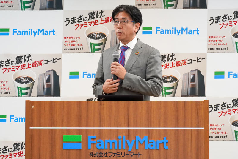 史上最多45種。9段階の挽き分けで“自分好みの味”に, 「香り」「コク」「好意度」で過去最高評価。バリスタのハンドドリップを再現, 待望の大容量「LLサイズ」が登場, ファミマ「新型コーヒーマシン」概要 , 飲み比べて分かる「軽め」「普通」「濃いめ」の違い, バリスタおすすめのペアリングも, 新CMやおかわりクーポンも