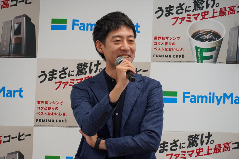 史上最多45種。9段階の挽き分けで“自分好みの味”に, 「香り」「コク」「好意度」で過去最高評価。バリスタのハンドドリップを再現, 待望の大容量「LLサイズ」が登場, ファミマ「新型コーヒーマシン」概要 , 飲み比べて分かる「軽め」「普通」「濃いめ」の違い, バリスタおすすめのペアリングも, 新CMやおかわりクーポンも