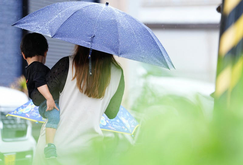 大阪教育大付属池田小の乱入殺傷事件で、刺されて重傷を負った女性（右）。今も右脇腹には傷痕が残る＝大阪府箕面市で2026年6月7日、前田梨里子撮影, 2025年の追悼式典で献花する代表児童＝大阪府池田市で2025年6月8日午前10時33分、加古信志撮影, 大阪教育大付属池田小の乱入殺傷事件で、刺されて重傷を負った女性。25年前のあの日のことは鮮明に覚えている＝大阪府箕面市で2026年6月7日、前田梨里子撮影, 大阪教育大付属池田小の児童殺傷事件を伝えるモニュメント＝大阪府池田市で2024年6月8日午前7時11分、大西岳彦撮影, 大阪教育大付属池田小の乱入殺傷事件で、刺されて重傷を負った女性（右）。2児の母となり、夏には長女を出産予定だ＝大阪府箕面市で2026年6月7日、前田梨里子撮影, 登校する大阪教育大付属池田小の児童たち＝大阪府池田市で2024年6月8日午前8時13分、大西岳彦撮影, 大阪教育大付属池田小の乱入殺傷事件で、刺されて重傷を負った女性（中央）。いつか子どもたちに伝えたいことがある＝大阪府箕面市で2026年6月7日、前田梨里子撮影, 大阪教育大付属池田小の乱入殺傷事件で、刺されて重傷を負った女性（右）。25年前のあの日のことを振り返った＝大阪府箕面市で2026年6月7日、前田梨里子撮影, 大阪教育大付属池田小の乱入殺傷事件で、刺されて重傷を負った女性（左）。いつか子どもたちに伝えたいことがある＝大阪府箕面市で2026年6月7日、前田梨里子撮影