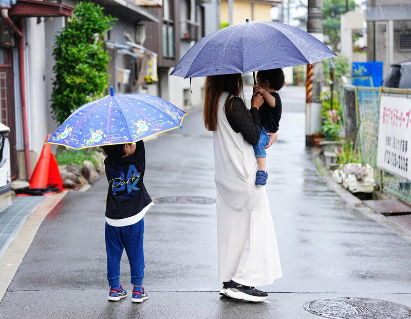 大阪教育大付属池田小の乱入殺傷事件で、刺されて重傷を負った女性（右）。今も右脇腹には傷痕が残る＝大阪府箕面市で2026年6月7日、前田梨里子撮影, 2025年の追悼式典で献花する代表児童＝大阪府池田市で2025年6月8日午前10時33分、加古信志撮影, 大阪教育大付属池田小の乱入殺傷事件で、刺されて重傷を負った女性。25年前のあの日のことは鮮明に覚えている＝大阪府箕面市で2026年6月7日、前田梨里子撮影, 大阪教育大付属池田小の児童殺傷事件を伝えるモニュメント＝大阪府池田市で2024年6月8日午前7時11分、大西岳彦撮影, 大阪教育大付属池田小の乱入殺傷事件で、刺されて重傷を負った女性（右）。2児の母となり、夏には長女を出産予定だ＝大阪府箕面市で2026年6月7日、前田梨里子撮影, 登校する大阪教育大付属池田小の児童たち＝大阪府池田市で2024年6月8日午前8時13分、大西岳彦撮影, 大阪教育大付属池田小の乱入殺傷事件で、刺されて重傷を負った女性（中央）。いつか子どもたちに伝えたいことがある＝大阪府箕面市で2026年6月7日、前田梨里子撮影, 大阪教育大付属池田小の乱入殺傷事件で、刺されて重傷を負った女性（右）。25年前のあの日のことを振り返った＝大阪府箕面市で2026年6月7日、前田梨里子撮影, 大阪教育大付属池田小の乱入殺傷事件で、刺されて重傷を負った女性（左）。いつか子どもたちに伝えたいことがある＝大阪府箕面市で2026年6月7日、前田梨里子撮影