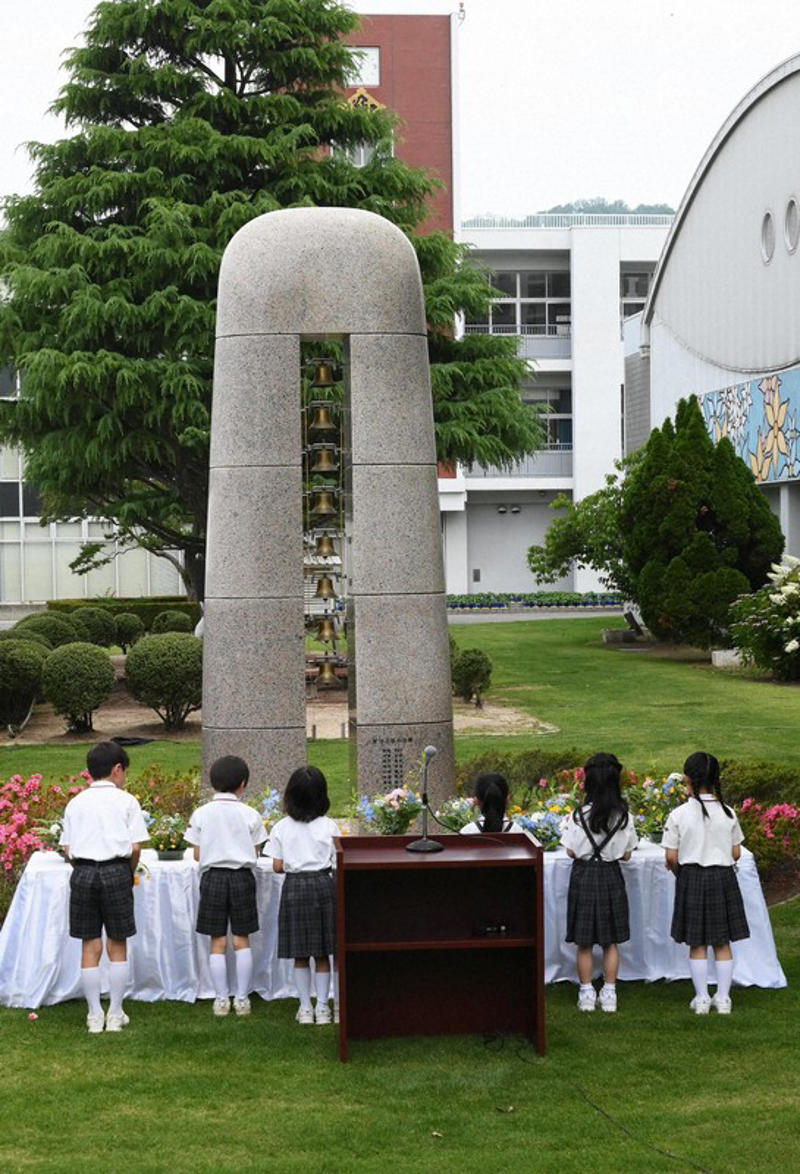 大阪教育大付属池田小の乱入殺傷事件で、刺されて重傷を負った女性（右）。今も右脇腹には傷痕が残る＝大阪府箕面市で2026年6月7日、前田梨里子撮影, 2025年の追悼式典で献花する代表児童＝大阪府池田市で2025年6月8日午前10時33分、加古信志撮影, 大阪教育大付属池田小の乱入殺傷事件で、刺されて重傷を負った女性。25年前のあの日のことは鮮明に覚えている＝大阪府箕面市で2026年6月7日、前田梨里子撮影, 大阪教育大付属池田小の児童殺傷事件を伝えるモニュメント＝大阪府池田市で2024年6月8日午前7時11分、大西岳彦撮影, 大阪教育大付属池田小の乱入殺傷事件で、刺されて重傷を負った女性（右）。2児の母となり、夏には長女を出産予定だ＝大阪府箕面市で2026年6月7日、前田梨里子撮影, 登校する大阪教育大付属池田小の児童たち＝大阪府池田市で2024年6月8日午前8時13分、大西岳彦撮影, 大阪教育大付属池田小の乱入殺傷事件で、刺されて重傷を負った女性（中央）。いつか子どもたちに伝えたいことがある＝大阪府箕面市で2026年6月7日、前田梨里子撮影, 大阪教育大付属池田小の乱入殺傷事件で、刺されて重傷を負った女性（右）。25年前のあの日のことを振り返った＝大阪府箕面市で2026年6月7日、前田梨里子撮影, 大阪教育大付属池田小の乱入殺傷事件で、刺されて重傷を負った女性（左）。いつか子どもたちに伝えたいことがある＝大阪府箕面市で2026年6月7日、前田梨里子撮影