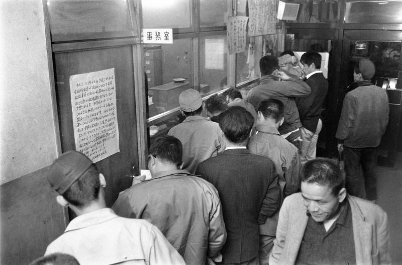 預金高が1億円を超えた「あいりん銀行」。利用者が集まる「あいりん銀行」の窓口=大阪市西成区の市立愛隣会館で1969年(昭和44年)11月12日 預金高が1億円を超えた「あいりん銀行」。利用者が集まる「あいりん銀行」の窓口=大阪市西成区の市立愛隣会館で1969年(昭和44年)11月12日, 大阪社会医療センター付属病院=大阪市西成区で2026年3月19日午後3時39分、高良駿輔撮影, 預金高が1億円を超えた「あいりん銀行」。利用者が集まる「あいりん銀行」の窓口=大阪市西成区の市立愛隣会館で1969年(昭和44年)11月12日, 大阪社会医療センター付属病院=大阪市西成区で2026年3月19日午後3時38分、高良駿輔撮影, 大阪市の担当者に要望を伝えるありむら潜さん=大阪市北区で2026年3月5日午前10時2分、高良駿輔撮影, 預金高が1億円を超えた「あいりん銀行」。利用者が集まる「あいりん銀行」の窓口=大阪市西成区の市立愛隣会館で1969年(昭和44年)11月12日, 大阪社会医療センター付属病院=大阪市西成区で2026年3月19日午後3時38分、高良駿輔撮影
