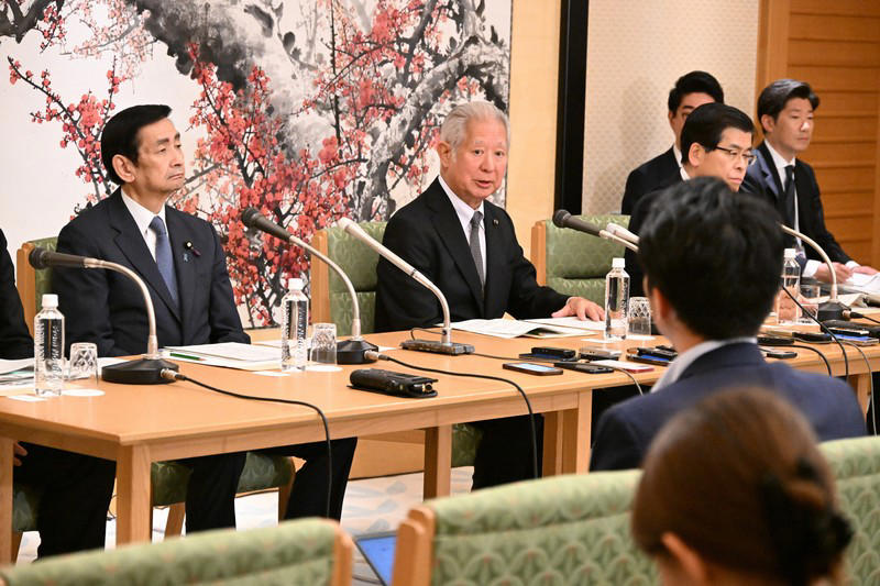皇族数確保について各党による全体会議を終え、報道陣の取材に応じる森英介衆院議長(中央)。左は関口昌一参院議長=東京都千代田区の衆院議長公邸で2026年5月15日午後5時20分、平田明浩撮影 皇室や皇位継承を巡る主な動き①, 皇室や皇位継承を巡る主な動き②, 皇室の平均年齢、人数の推移, 皇族数確保について各党による全体会議を終え、報道陣の取材に応じる森英介衆院議長(中央)。左は関口昌一参院議長=東京都千代田区の衆院議長公邸で2026年5月15日午後5時20分、平田明浩撮影, 春の園遊会に臨まれる天皇、皇后両陛下と秋篠宮ご夫妻、皇族方=東京・元赤坂の赤坂御苑で2026年4月17日午後1時50分(代表撮影), 宮内庁が継体天皇の墓だとしている「太田茶臼山古墳」。研究者の間ではここではなく、大阪府高槻市の今城塚古墳が本当の墓だと考えられている=大阪府で2022年3月23日、本社ヘリから加古信志撮影, 宮内庁書陵部で研究職を務めた鹿内浩胤さん=本人提供