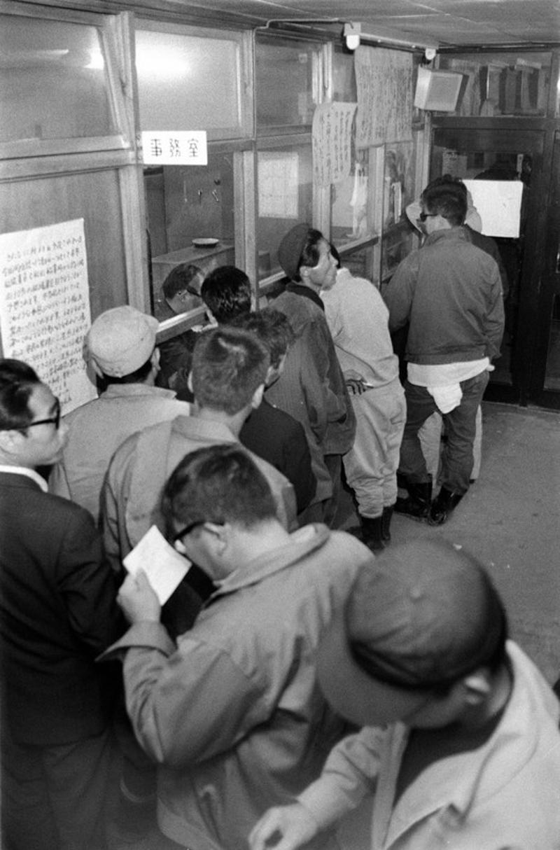 預金高が1億円を超えた「あいりん銀行」。利用者が集まる「あいりん銀行」の窓口=大阪市西成区の市立愛隣会館で1969年(昭和44年)11月12日 預金高が1億円を超えた「あいりん銀行」。利用者が集まる「あいりん銀行」の窓口=大阪市西成区の市立愛隣会館で1969年(昭和44年)11月12日, 大阪社会医療センター付属病院=大阪市西成区で2026年3月19日午後3時39分、高良駿輔撮影, 預金高が1億円を超えた「あいりん銀行」。利用者が集まる「あいりん銀行」の窓口=大阪市西成区の市立愛隣会館で1969年(昭和44年)11月12日, 大阪社会医療センター付属病院=大阪市西成区で2026年3月19日午後3時38分、高良駿輔撮影, 大阪市の担当者に要望を伝えるありむら潜さん=大阪市北区で2026年3月5日午前10時2分、高良駿輔撮影, 預金高が1億円を超えた「あいりん銀行」。利用者が集まる「あいりん銀行」の窓口=大阪市西成区の市立愛隣会館で1969年(昭和44年)11月12日, 大阪社会医療センター付属病院=大阪市西成区で2026年3月19日午後3時38分、高良駿輔撮影