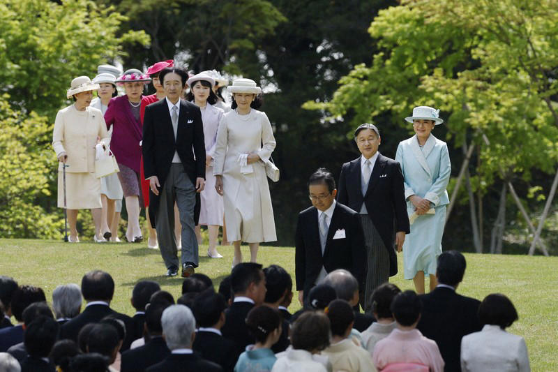 春の園遊会に臨まれる天皇、皇后両陛下と秋篠宮ご夫妻、皇族方=東京・元赤坂の赤坂御苑で2026年4月17日午後1時50分(代表撮影) 皇室や皇位継承を巡る主な動き①, 皇室や皇位継承を巡る主な動き②, 皇室の平均年齢、人数の推移, 皇族数確保について各党による全体会議を終え、報道陣の取材に応じる森英介衆院議長(中央)。左は関口昌一参院議長=東京都千代田区の衆院議長公邸で2026年5月15日午後5時20分、平田明浩撮影, 春の園遊会に臨まれる天皇、皇后両陛下と秋篠宮ご夫妻、皇族方=東京・元赤坂の赤坂御苑で2026年4月17日午後1時50分(代表撮影), 宮内庁が継体天皇の墓だとしている「太田茶臼山古墳」。研究者の間ではここではなく、大阪府高槻市の今城塚古墳が本当の墓だと考えられている=大阪府で2022年3月23日、本社ヘリから加古信志撮影, 宮内庁書陵部で研究職を務めた鹿内浩胤さん=本人提供