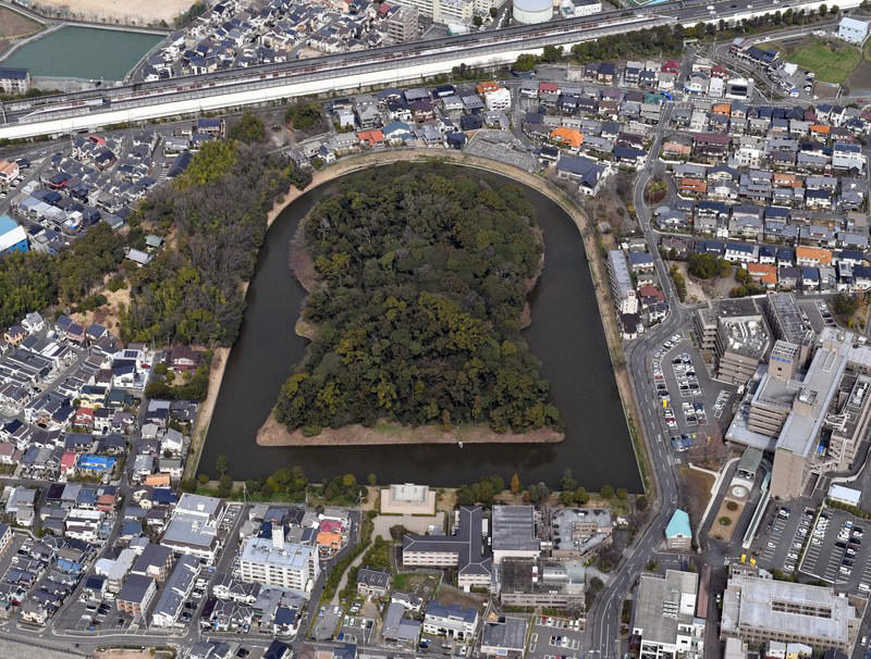 宮内庁が継体天皇の墓だとしている「太田茶臼山古墳」。研究者の間ではここではなく、大阪府高槻市の今城塚古墳が本当の墓だと考えられている=大阪府で2022年3月23日、本社ヘリから加古信志撮影 皇室や皇位継承を巡る主な動き①, 皇室や皇位継承を巡る主な動き②, 皇室の平均年齢、人数の推移, 皇族数確保について各党による全体会議を終え、報道陣の取材に応じる森英介衆院議長(中央)。左は関口昌一参院議長=東京都千代田区の衆院議長公邸で2026年5月15日午後5時20分、平田明浩撮影, 春の園遊会に臨まれる天皇、皇后両陛下と秋篠宮ご夫妻、皇族方=東京・元赤坂の赤坂御苑で2026年4月17日午後1時50分(代表撮影), 宮内庁が継体天皇の墓だとしている「太田茶臼山古墳」。研究者の間ではここではなく、大阪府高槻市の今城塚古墳が本当の墓だと考えられている=大阪府で2022年3月23日、本社ヘリから加古信志撮影, 宮内庁書陵部で研究職を務めた鹿内浩胤さん=本人提供