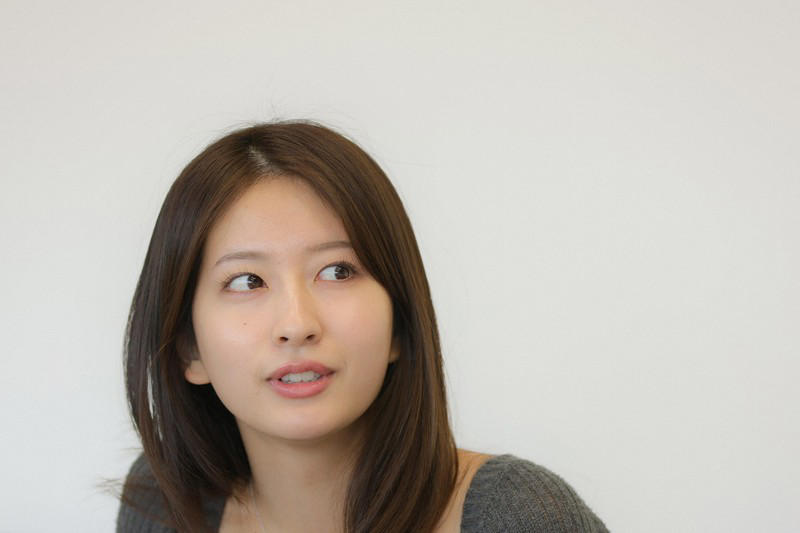 質問に答える俳優の斉藤里奈さん=東京都千代田区で2026年4月30日、鈴木紫門撮影