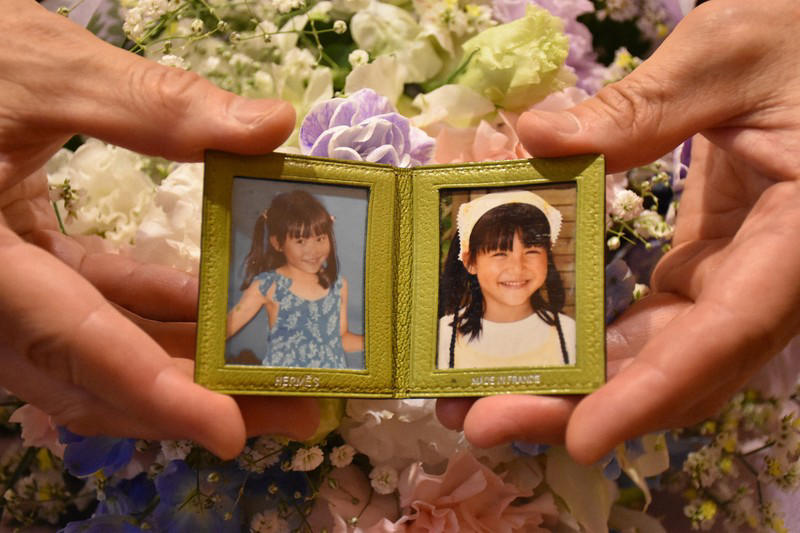 本郷紀宏さんがいつも持ち歩いている長女・優希さんの写真=大阪府池田市で2026年5月13日午後4時14分、北村秀徳撮影 講演で娘を奪われた理不尽さや救えなかった無念を訴える本郷紀宏さん=前橋市内で2007年10月17日, 本郷紀宏さんがいつも持ち歩いている長女・優希さんの写真=大阪府池田市で2026年5月13日午後4時14分、北村秀徳撮影, 献花用の花束を手に登校する大阪教育大付属池田小の児童たち=大阪府池田市で2021年6月8日午前8時3分、滝川大貴撮影, 児童8人が亡くなった乱入殺傷事件の追悼式典で献花する代表児童=大阪府池田市の大阪教育大付属池田小で2025年6月8日午前10時33分、加古信志撮影, 花束を手に登校する大阪教育大付属池田小の児童たち=大阪府池田市で2024年6月8日午前8時20分、大西岳彦撮影