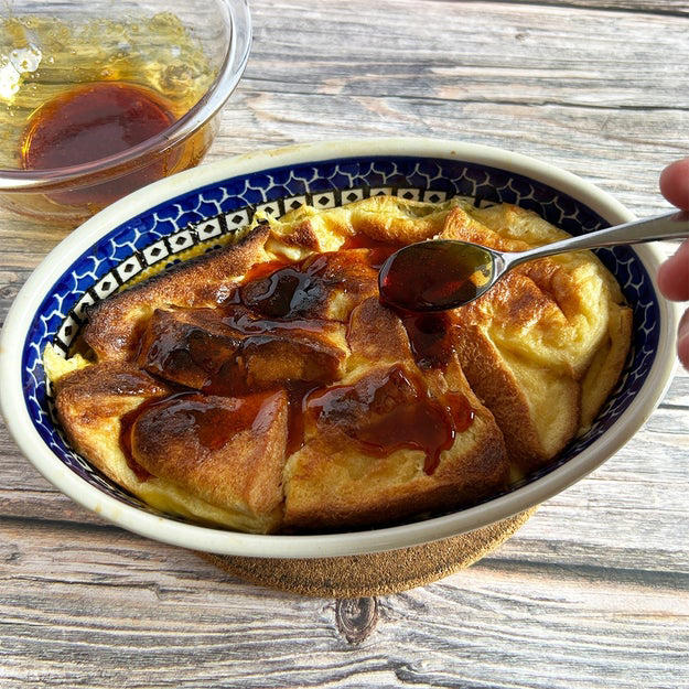 フレンチトーストとプリンのいいとこ取り！「焼きプリン風フレンチトースト」, レシピの基本情報：, 作り方：① 深めの耐熱ボウルに砂糖と水を入れ、ラップをせずに600Wの電子レンジで1分30秒〜2分加熱する。茶色く色づいたら取り出し、お湯を加えて混ぜ、カラメルソースを作る。, ② 食パンにフォークで数カ所穴を開け、6等分に切る。, ③ 深めの耐熱皿に卵を割り入れて溶き、砂糖と牛乳を加えてよく混ぜる。, ④ 食パンを卵液に浸し、ラップをかけて600Wの電子レンジで1分加熱する。裏返し、さらに1分加熱する。, ⑤ 食パンに焼き色がつき、卵液が固まるまでオーブントースターで10〜15分焼く。, ⑥ ①のカラメルソースをかけたら、完成！, こんなフレンチトーストレシピもあるよ！ 動画をチェック⬇️