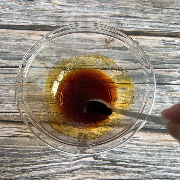 フレンチトーストとプリンのいいとこ取り！「焼きプリン風フレンチトースト」, レシピの基本情報：, 作り方：① 深めの耐熱ボウルに砂糖と水を入れ、ラップをせずに600Wの電子レンジで1分30秒〜2分加熱する。茶色く色づいたら取り出し、お湯を加えて混ぜ、カラメルソースを作る。, ② 食パンにフォークで数カ所穴を開け、6等分に切る。, ③ 深めの耐熱皿に卵を割り入れて溶き、砂糖と牛乳を加えてよく混ぜる。, ④ 食パンを卵液に浸し、ラップをかけて600Wの電子レンジで1分加熱する。裏返し、さらに1分加熱する。, ⑤ 食パンに焼き色がつき、卵液が固まるまでオーブントースターで10〜15分焼く。, ⑥ ①のカラメルソースをかけたら、完成！, こんなフレンチトーストレシピもあるよ！ 動画をチェック⬇️