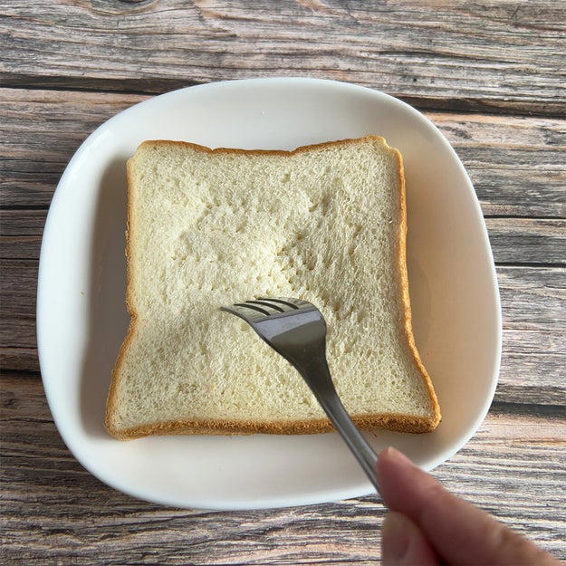 フレンチトーストとプリンのいいとこ取り！「焼きプリン風フレンチトースト」, レシピの基本情報：, 作り方：① 深めの耐熱ボウルに砂糖と水を入れ、ラップをせずに600Wの電子レンジで1分30秒〜2分加熱する。茶色く色づいたら取り出し、お湯を加えて混ぜ、カラメルソースを作る。, ② 食パンにフォークで数カ所穴を開け、6等分に切る。, ③ 深めの耐熱皿に卵を割り入れて溶き、砂糖と牛乳を加えてよく混ぜる。, ④ 食パンを卵液に浸し、ラップをかけて600Wの電子レンジで1分加熱する。裏返し、さらに1分加熱する。, ⑤ 食パンに焼き色がつき、卵液が固まるまでオーブントースターで10〜15分焼く。, ⑥ ①のカラメルソースをかけたら、完成！, こんなフレンチトーストレシピもあるよ！ 動画をチェック⬇️
