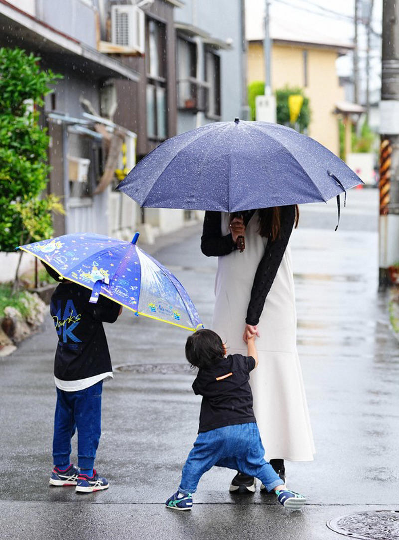 大阪教育大付属池田小の乱入殺傷事件で、刺されて重傷を負った女性（右）。今も右脇腹には傷痕が残る＝大阪府箕面市で2026年6月7日、前田梨里子撮影, 2025年の追悼式典で献花する代表児童＝大阪府池田市で2025年6月8日午前10時33分、加古信志撮影, 大阪教育大付属池田小の乱入殺傷事件で、刺されて重傷を負った女性。25年前のあの日のことは鮮明に覚えている＝大阪府箕面市で2026年6月7日、前田梨里子撮影, 大阪教育大付属池田小の児童殺傷事件を伝えるモニュメント＝大阪府池田市で2024年6月8日午前7時11分、大西岳彦撮影, 大阪教育大付属池田小の乱入殺傷事件で、刺されて重傷を負った女性（右）。2児の母となり、夏には長女を出産予定だ＝大阪府箕面市で2026年6月7日、前田梨里子撮影, 登校する大阪教育大付属池田小の児童たち＝大阪府池田市で2024年6月8日午前8時13分、大西岳彦撮影, 大阪教育大付属池田小の乱入殺傷事件で、刺されて重傷を負った女性（中央）。いつか子どもたちに伝えたいことがある＝大阪府箕面市で2026年6月7日、前田梨里子撮影, 大阪教育大付属池田小の乱入殺傷事件で、刺されて重傷を負った女性（右）。25年前のあの日のことを振り返った＝大阪府箕面市で2026年6月7日、前田梨里子撮影, 大阪教育大付属池田小の乱入殺傷事件で、刺されて重傷を負った女性（左）。いつか子どもたちに伝えたいことがある＝大阪府箕面市で2026年6月7日、前田梨里子撮影