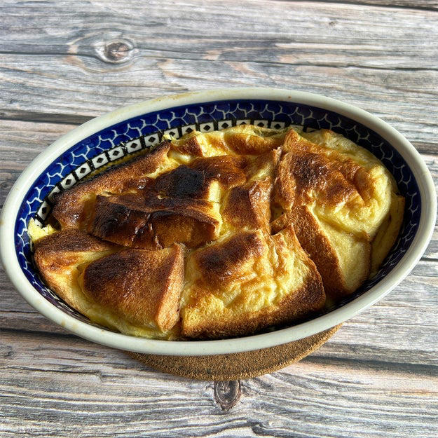 フレンチトーストとプリンのいいとこ取り！「焼きプリン風フレンチトースト」, レシピの基本情報：, 作り方：① 深めの耐熱ボウルに砂糖と水を入れ、ラップをせずに600Wの電子レンジで1分30秒〜2分加熱する。茶色く色づいたら取り出し、お湯を加えて混ぜ、カラメルソースを作る。, ② 食パンにフォークで数カ所穴を開け、6等分に切る。, ③ 深めの耐熱皿に卵を割り入れて溶き、砂糖と牛乳を加えてよく混ぜる。, ④ 食パンを卵液に浸し、ラップをかけて600Wの電子レンジで1分加熱する。裏返し、さらに1分加熱する。, ⑤ 食パンに焼き色がつき、卵液が固まるまでオーブントースターで10〜15分焼く。, ⑥ ①のカラメルソースをかけたら、完成！, こんなフレンチトーストレシピもあるよ！ 動画をチェック⬇️