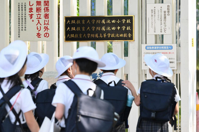 大阪教育大付属池田小の乱入殺傷事件で、刺されて重傷を負った女性（右）。今も右脇腹には傷痕が残る＝大阪府箕面市で2026年6月7日、前田梨里子撮影, 2025年の追悼式典で献花する代表児童＝大阪府池田市で2025年6月8日午前10時33分、加古信志撮影, 大阪教育大付属池田小の乱入殺傷事件で、刺されて重傷を負った女性。25年前のあの日のことは鮮明に覚えている＝大阪府箕面市で2026年6月7日、前田梨里子撮影, 大阪教育大付属池田小の児童殺傷事件を伝えるモニュメント＝大阪府池田市で2024年6月8日午前7時11分、大西岳彦撮影, 大阪教育大付属池田小の乱入殺傷事件で、刺されて重傷を負った女性（右）。2児の母となり、夏には長女を出産予定だ＝大阪府箕面市で2026年6月7日、前田梨里子撮影, 登校する大阪教育大付属池田小の児童たち＝大阪府池田市で2024年6月8日午前8時13分、大西岳彦撮影, 大阪教育大付属池田小の乱入殺傷事件で、刺されて重傷を負った女性（中央）。いつか子どもたちに伝えたいことがある＝大阪府箕面市で2026年6月7日、前田梨里子撮影, 大阪教育大付属池田小の乱入殺傷事件で、刺されて重傷を負った女性（右）。25年前のあの日のことを振り返った＝大阪府箕面市で2026年6月7日、前田梨里子撮影, 大阪教育大付属池田小の乱入殺傷事件で、刺されて重傷を負った女性（左）。いつか子どもたちに伝えたいことがある＝大阪府箕面市で2026年6月7日、前田梨里子撮影