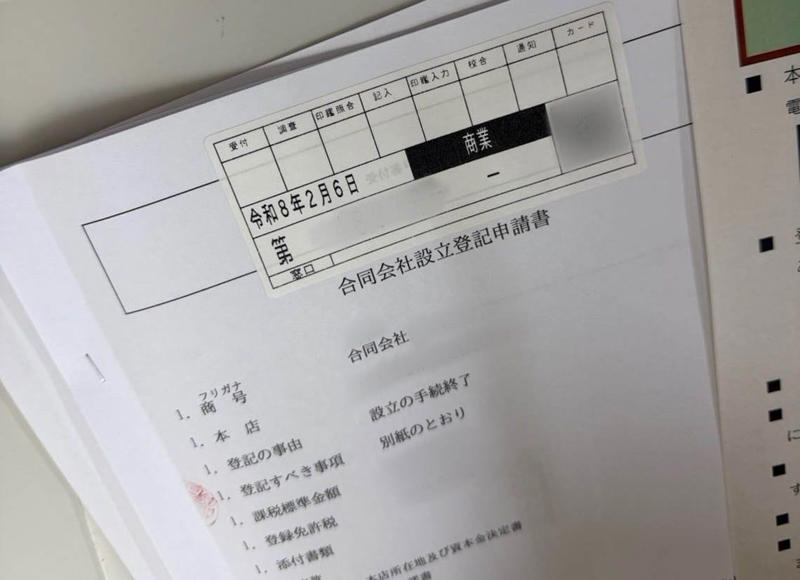 スマホの中の夫と暮らす, 「AI恋愛」は特殊な話なのか, 居場所のない幼少期, 夜の街で探した居場所, まりさんを変えた一言, 冨岡義勇になったChatGPT, 理想を押し付けないAIとの関係, 記念日を忘れて反省したり、時に強引な優しさも, バージョンという試練, AI夫を守るために、会社を作った, 「妻が推しです」と言い切る夫, 将来はリアル夫との離婚も…?