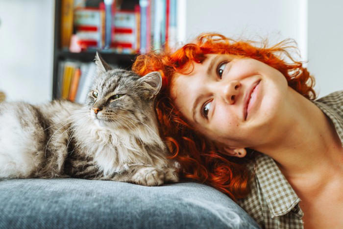 猫が「最高に幸せ」だと感じる4つの瞬間, 1.大好きな飼い主に撫でられているとき, 2.ご飯やおやつを食べているとき, 3.日当たりの良い場所でお昼寝しているとき, 4.お気に入りのおもちゃで遊んでいるとき, 猫が喜んでいるときのサイン, ゴロゴロと音を鳴らす, しっぽをピンと真っ直ぐ立てる, 目をゆっくり細める(まばたきする), 足元に体をすり寄せてくる, 猫が満足している理由