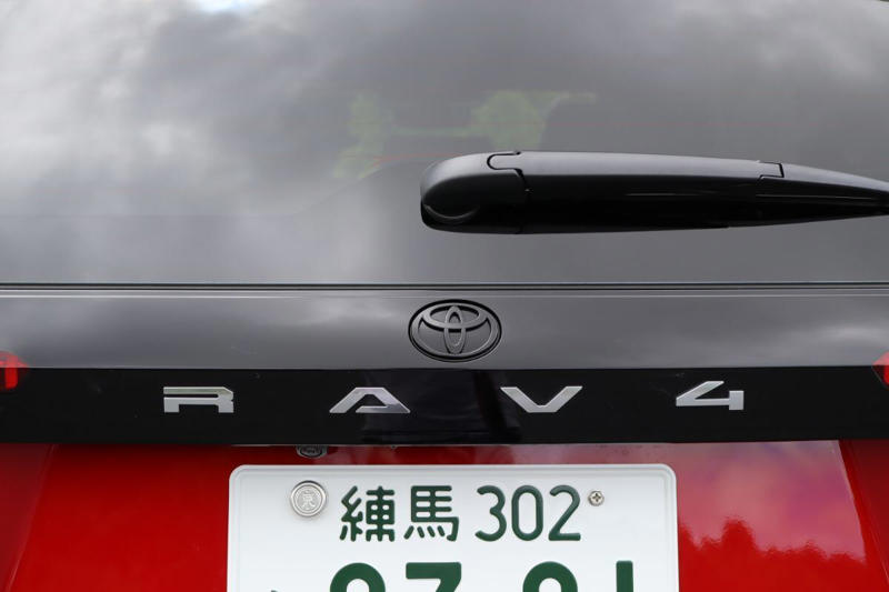 リアスポイラーが目立つ見た目は精悍, 乗ると感じる「上質さ」, アウトランダーPHEVと比べると?, 【フォトギャラリー】RAV4 GRスポーツ