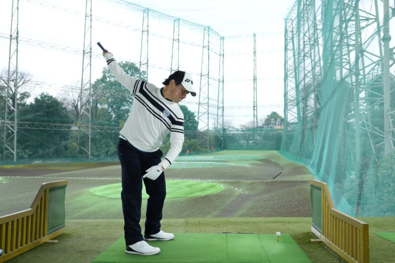 右手1本でクラブを持って右手をできるだけ遠さける 【ドライバー】スライス防止, 両手をボールから遠い位置に上げて直す!, 肩を回すストレッチが効果的, 右手1本でクラブを持って右手をできるだけ遠さける, レッスン=阿河徹