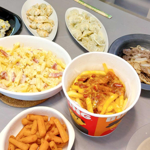 バケツのような大きな容器に、4袋分のポテトがぎっしり！, チリソースとチーズがかかっていて、やみつきになる味。, パーティーで、ママにも子どもにも大好評！, フォークが入っているのも、ありがたい！
