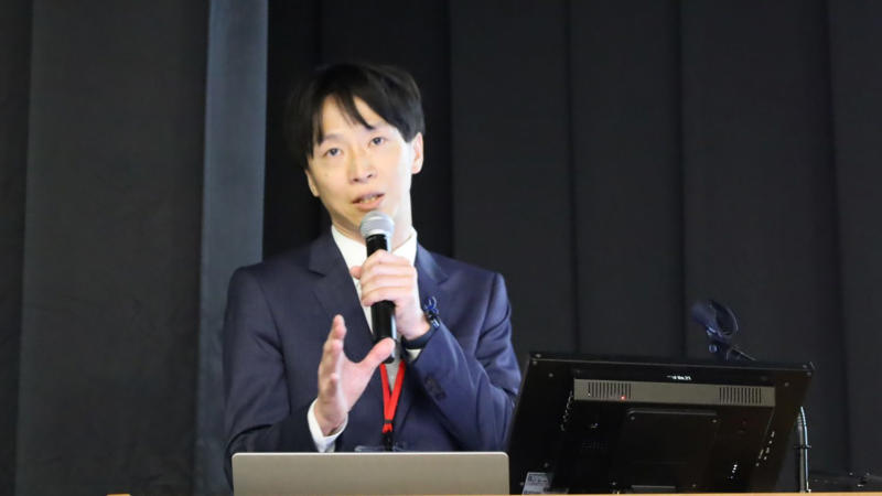 正しい情報を届けることが大学病院の責務, 大腸がん検診はなぜ必要か？, 5年生存率は早期なら9割、進行すると2割弱, 「京都人はもったいない」―検診受診率は4割にとどまる, 「観便」習慣を身につけ、異常があればためらわずに受診を, 大腸カメラはどんな流れで行われる？ 苦しくない？, がんに対する「攻めの予防」――大腸を直接観察、同時治療も, 下剤の改良、痛みへの鎮静…検査への「不安要素」は格段に軽減, ロボット手術は何がすごい？ 治療の流れと特徴, 大腸がんの3つの治療選択肢「手術」「放射線」「化学療法」, 「器用」で「目が良い」手術ロボット, どこで受診したらよいの？ 知っておきたい「コツ」, 納得して治療を受けるための「セカンドオピニオン」, 正しい医療情報を得るための「選び方の基準」, 「早く見つけて、早く治す」——今日から始める大腸がん予防への一歩