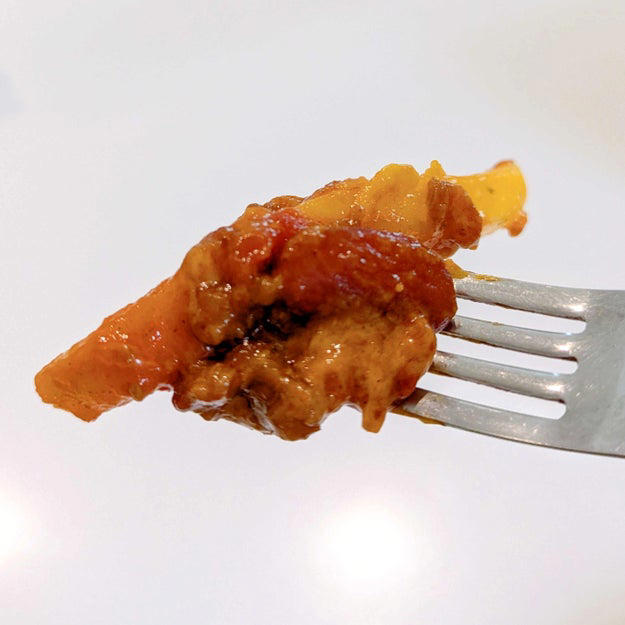バケツのような大きな容器に、4袋分のポテトがぎっしり！, チリソースとチーズがかかっていて、やみつきになる味。, パーティーで、ママにも子どもにも大好評！, フォークが入っているのも、ありがたい！