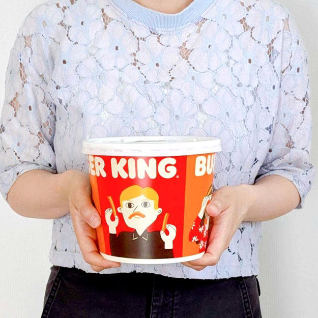 バケツのような大きな容器に、4袋分のポテトがぎっしり！, チリソースとチーズがかかっていて、やみつきになる味。, パーティーで、ママにも子どもにも大好評！, フォークが入っているのも、ありがたい！